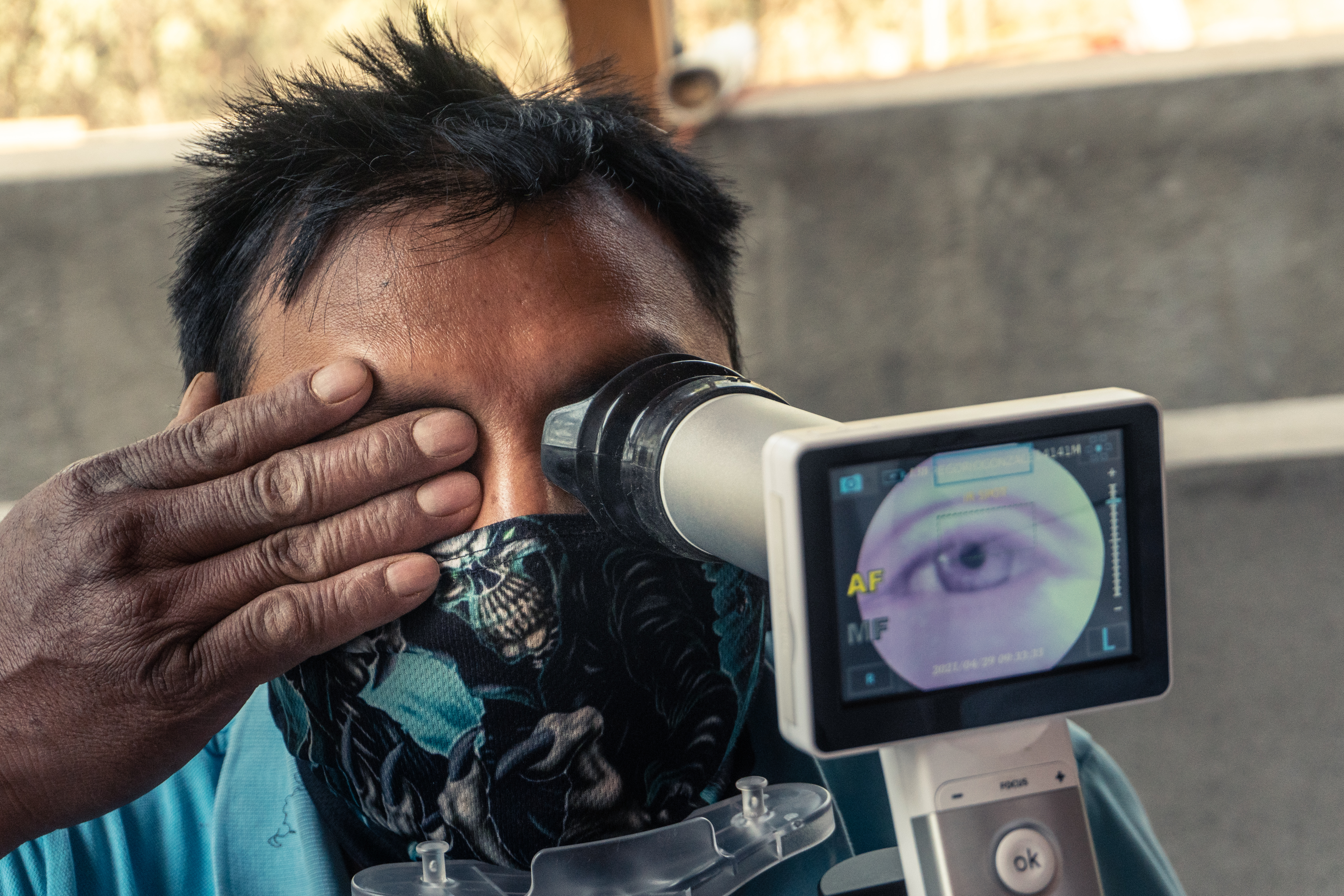Frente a la insuficiencia de oftalmólogos en centros de salud especializados, RetinIA, un software de IA, indica si un paciente presenta lesiones asociadas a diabetes a partir de imágenes de retina que se obtienen con una cámara portátil. 