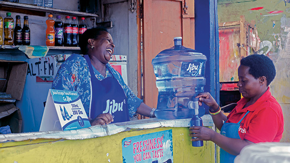Las franquicias de Jibu venden agua potable en contenedores reutilizables. 