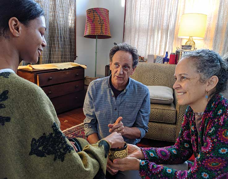 Los terapeutas y entrenadores de MAPS Marcela Ot’alora (derecha) y Bruce Poulter (centro) demuestran el protocolo para realizar una sesión de terapia con MDMA. 