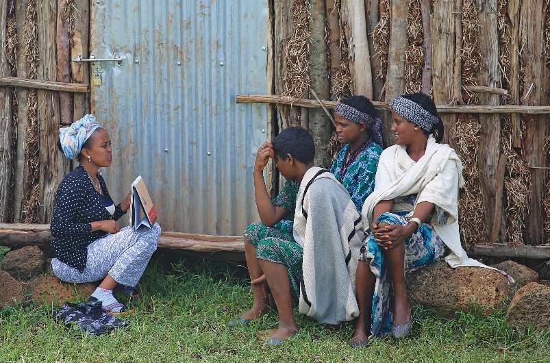 Durante un viaje de creación de prototipos, un trabajador de la salud dirige una sesión Smart Start de asesoramiento con niñas en la zona rural de Etiopía. 