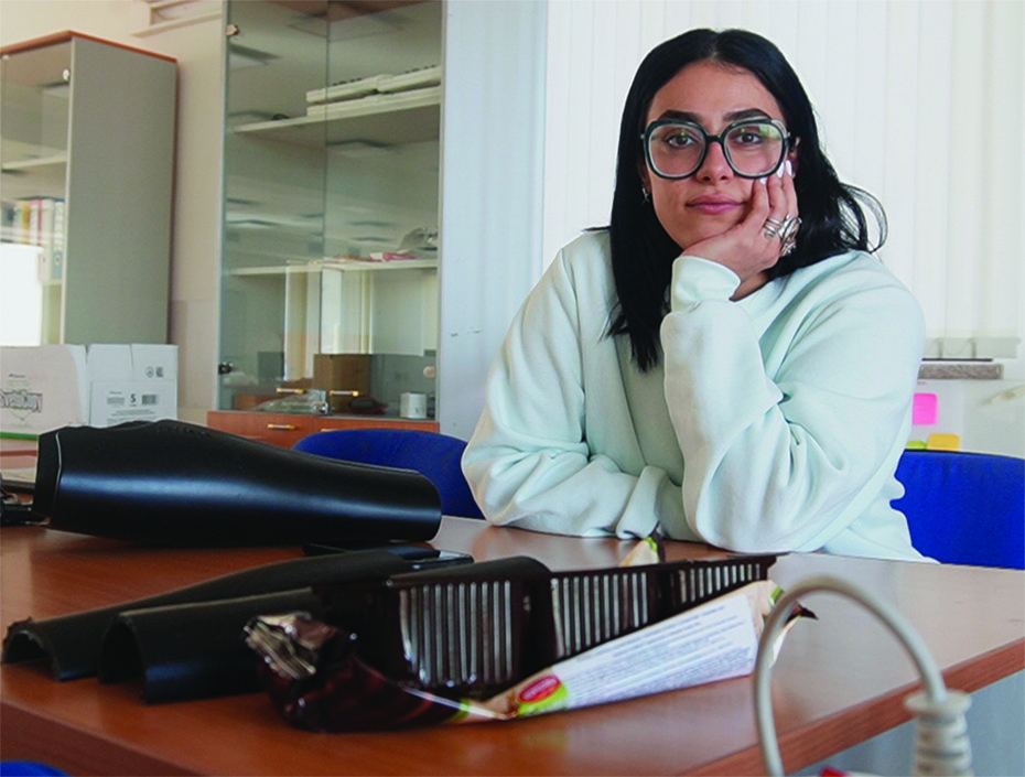 mujer acodada en una mesa