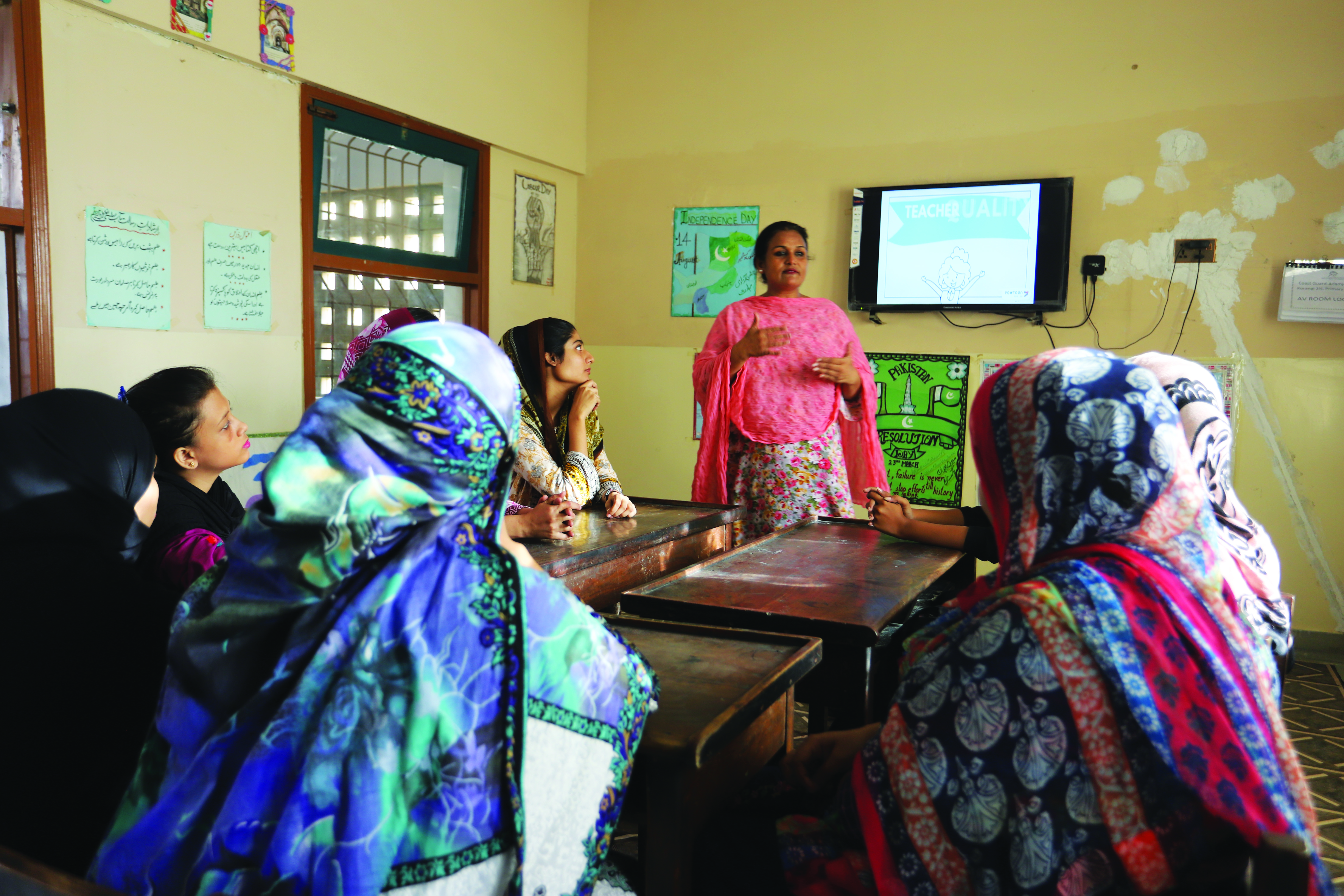 TCF ha centralizado su capacitación docente, liderada por los directores de su respectiva escuela. Aquí, la directora de una escuela en Korangi, construida en tierras donadas por la guardia costera pakistaní, instruye a sus maestras en pedagogía y etiqueta.