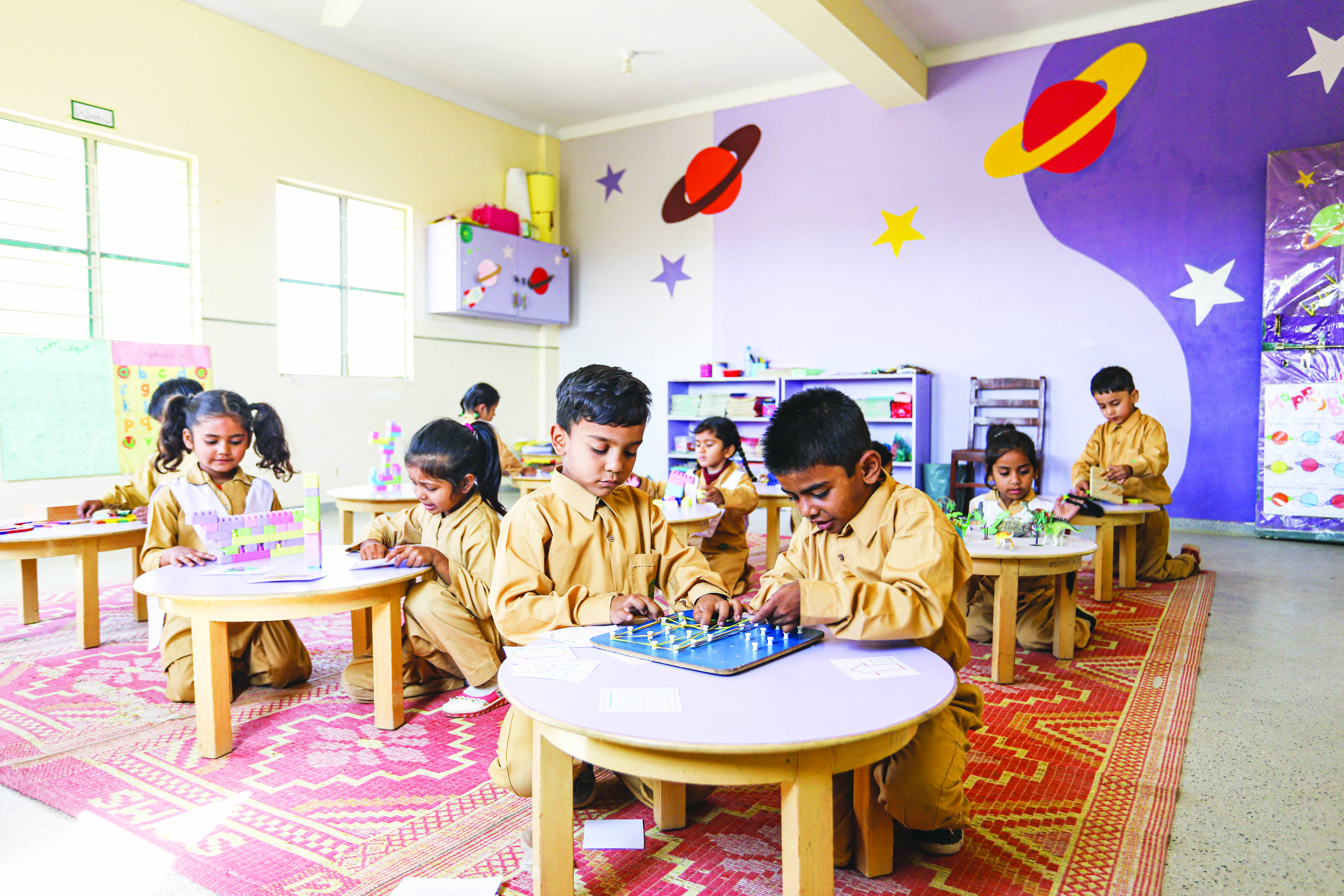 TCF ha rediseñado sus aulas para estudiantes jóvenes, enfatizando  el juego y la investigación dirigida por estudiantes. Aquí, niños y niñas se juntan en la Lab School de TCF a las afueras de Karachi, Pakistán. 