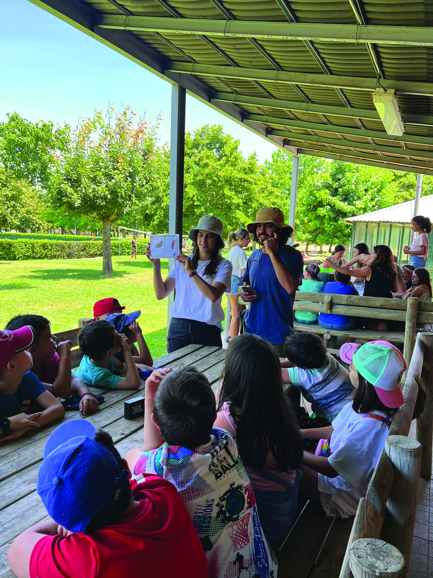 grupo de personas hablando frente a niños