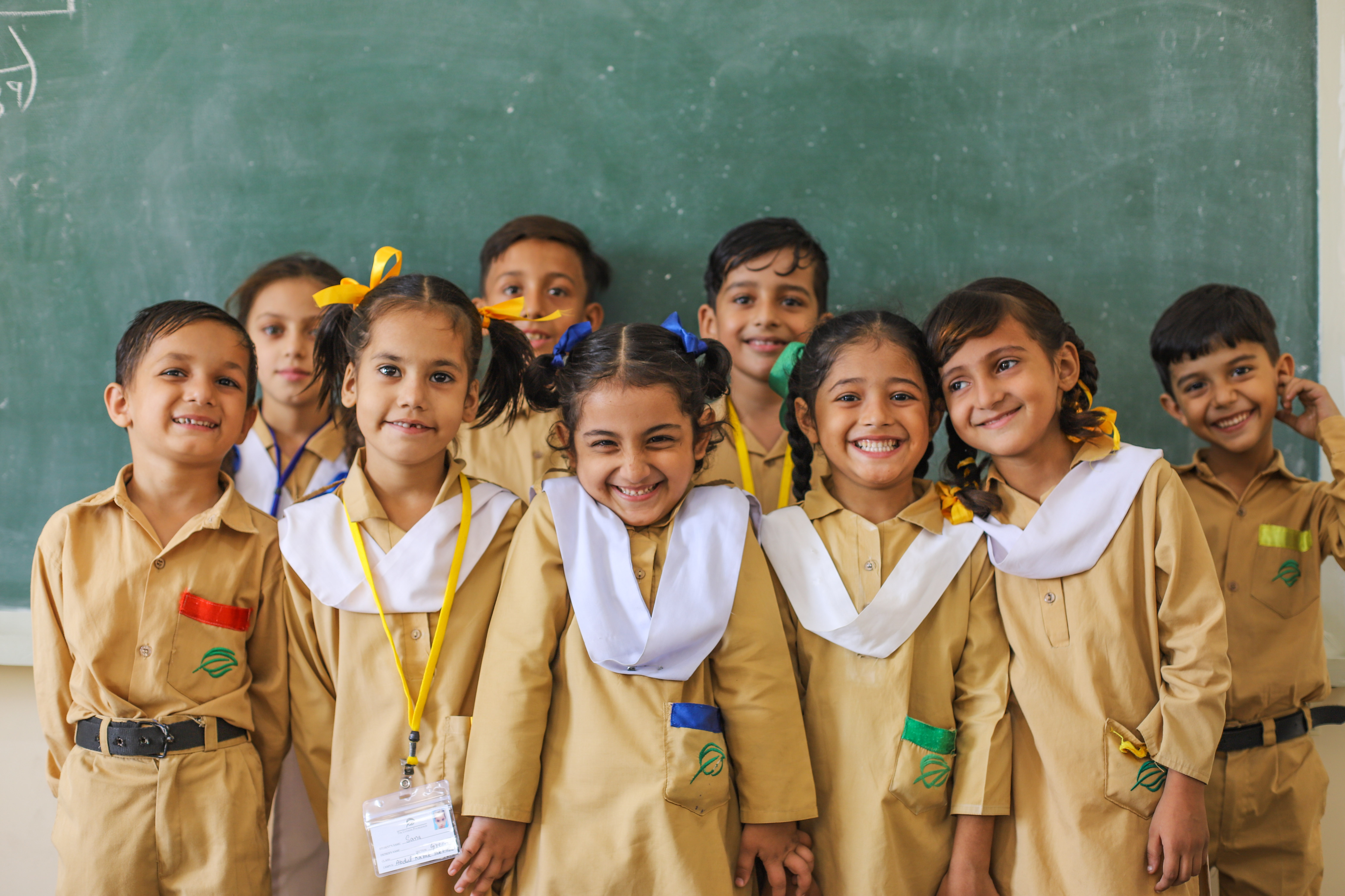 TCF ha logrado la paridad de género en las comunidades estudiantiles de sus escuelas. El éxito lo atribuyen, en parte, a contratar solo a mujeres como directoras y maestras.