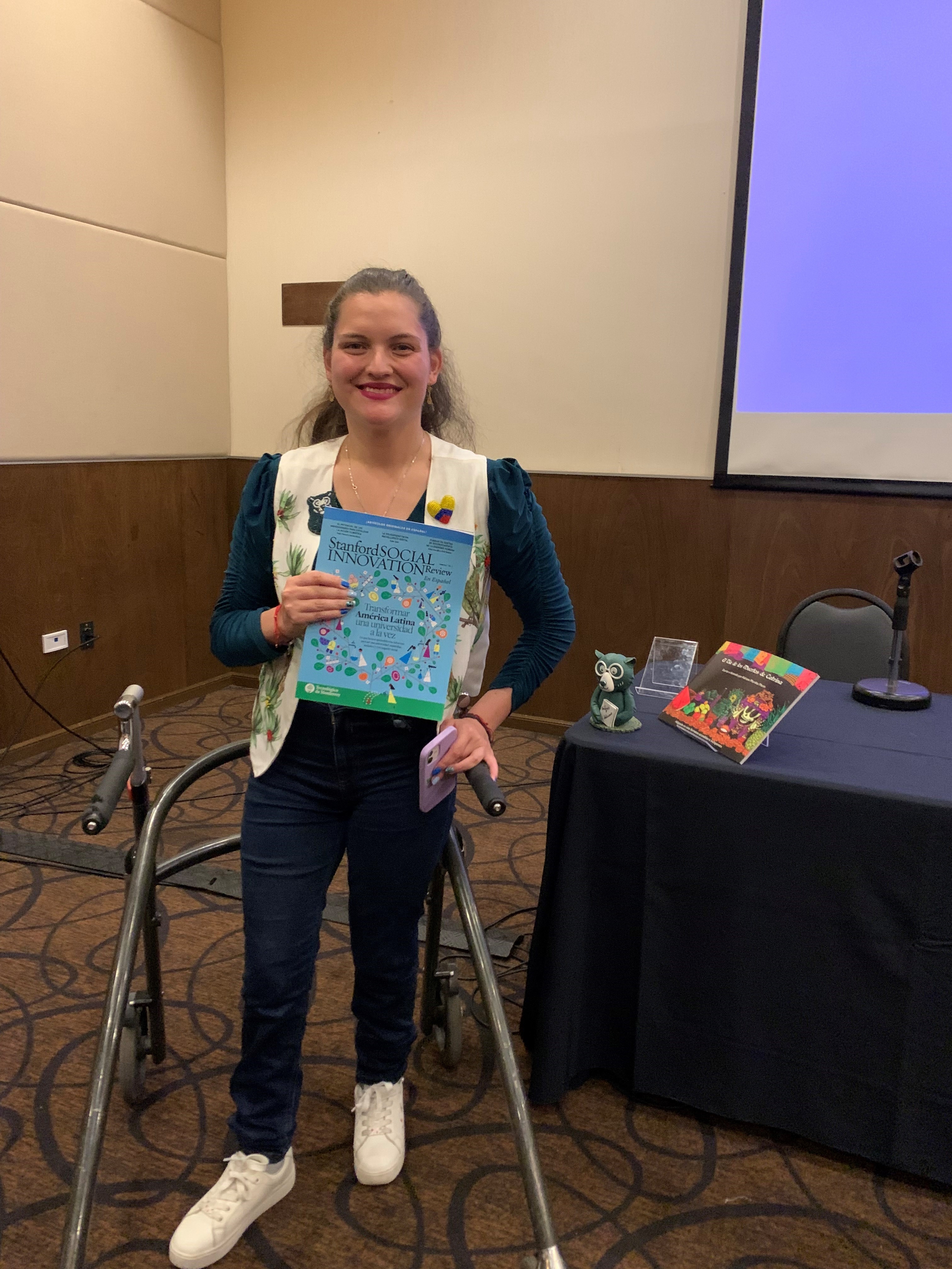 El equipo de SSIR en Español conoció a Ángela Hernandez, fundadora de Anteojos Ediciones, quien participó en la Feria Internacional del Libro Monterrey 2025 organizada por el Tecnológico de Monterrey.