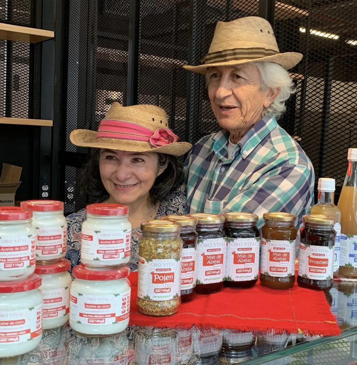 Dora Betancourt tiene 67 años y Héctor Franco 75. Ellos son los propietarios de Coramiamor - Oro Vital