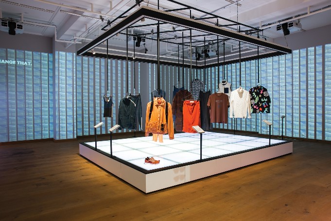 The Good Shop, que formLa fotografía es una experiencia de un espacio comercial construido temáticamente para reflejar los problemas a los que se enfrenta la industria de la moda.