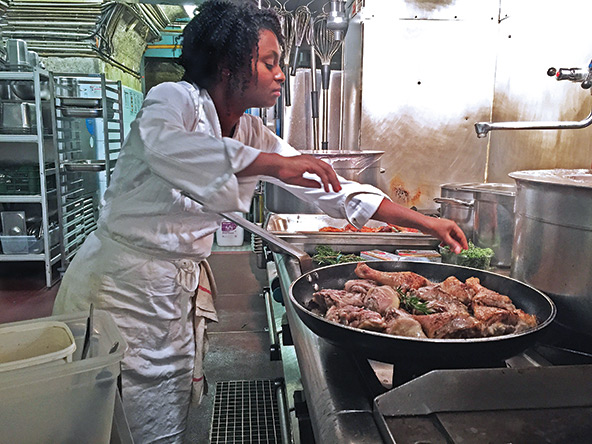 Chef Soléne Gallard preparando pato para los comesales