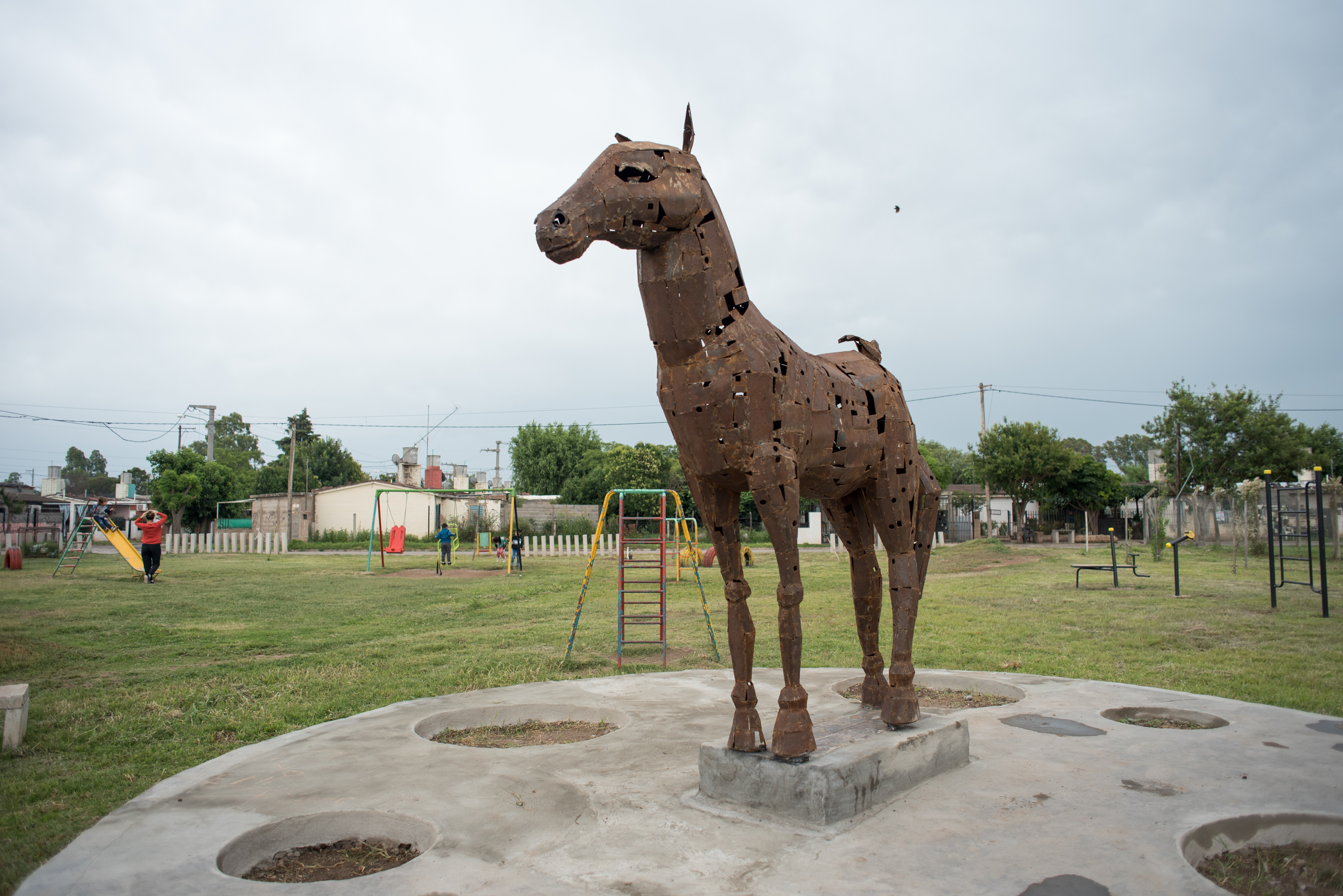 Esta escultura del caballo, creada a partir de codiseño, ahora adorna la plaza de Barrio Zepa B