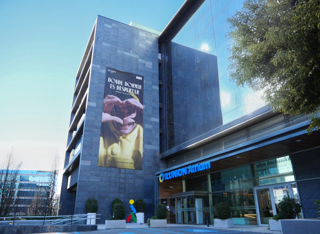 El Hotel ILUNION Atrium (Madrid), Centro Especial de Empleo, emplea 85% de personas con discapacidad.