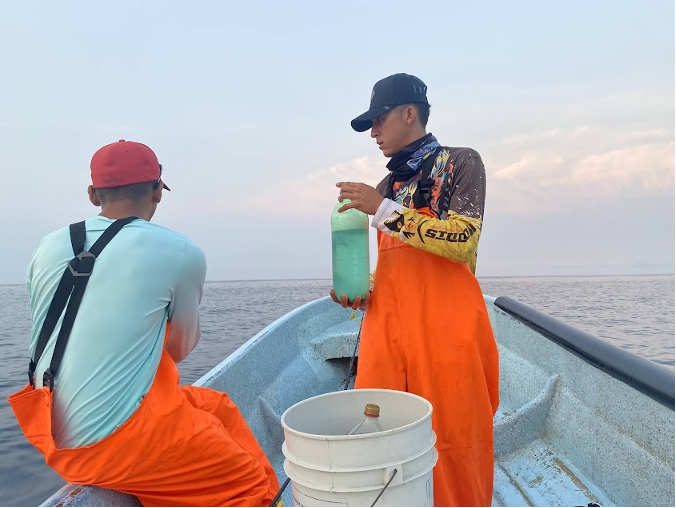 hombre parado en una balsa a la mitad del mar