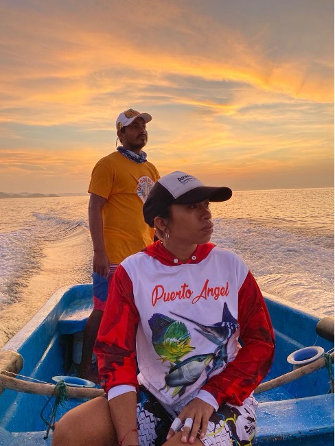 dos personas en un bote