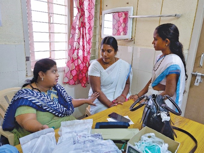 Sree Devi Merum, MD, se dirige a dos trabajadoras de la salud de la comunidad rural en Lepakshi, India, quienes, a través de un programa ECHO, aprendieron a detectar el cáncer de cuello uterino en mujeres.