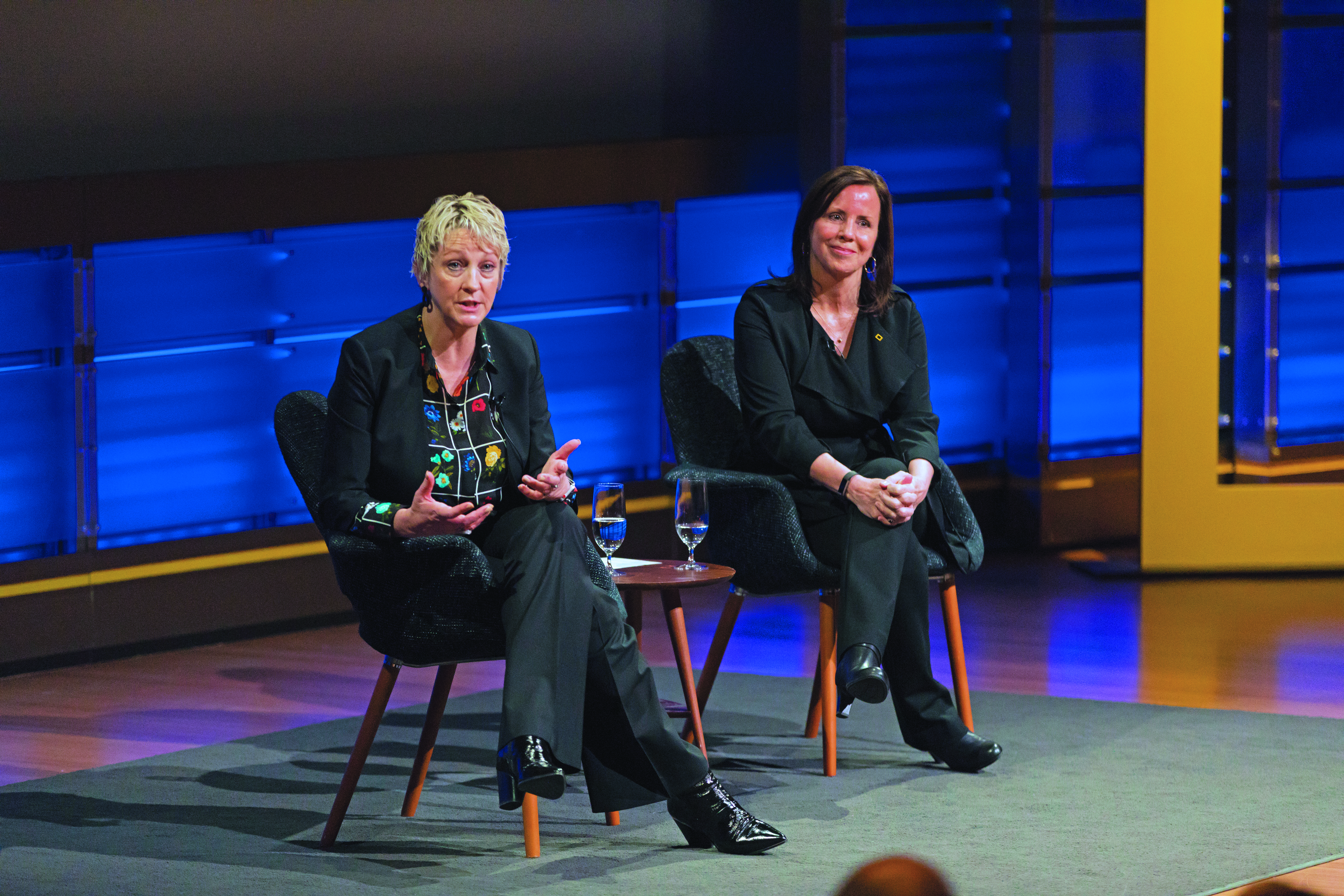 Jill Tiefenthaler, CEO de National Geographic Society (a la izquierda), y Jean Case, presidenta del Consejo Directivo, comparten el escenario. 