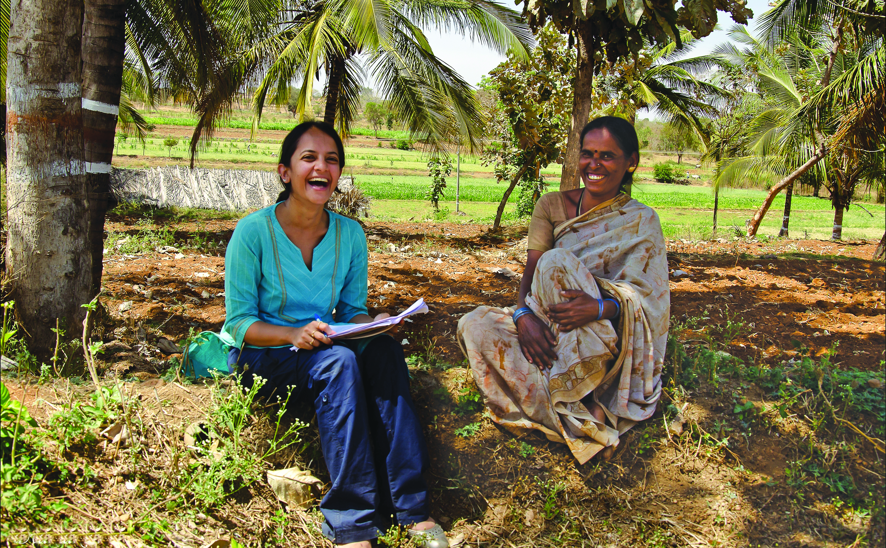 Krithi Karanth (a la izquierda), una exploradora de National Geographic, tiene a su cargo el Centro de Estudios de Vida Silvestre, en Bengaluru, India. 