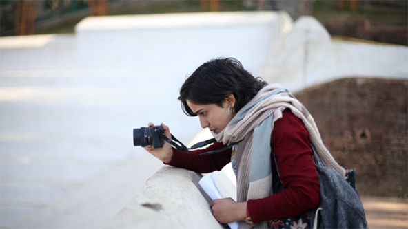 La reportera de Global Press Sunita Neupane toma fotos durante una capacitación de fotoperiodismo en Nepal en marzo de 2020. (Foto de Mareike Guensche) 