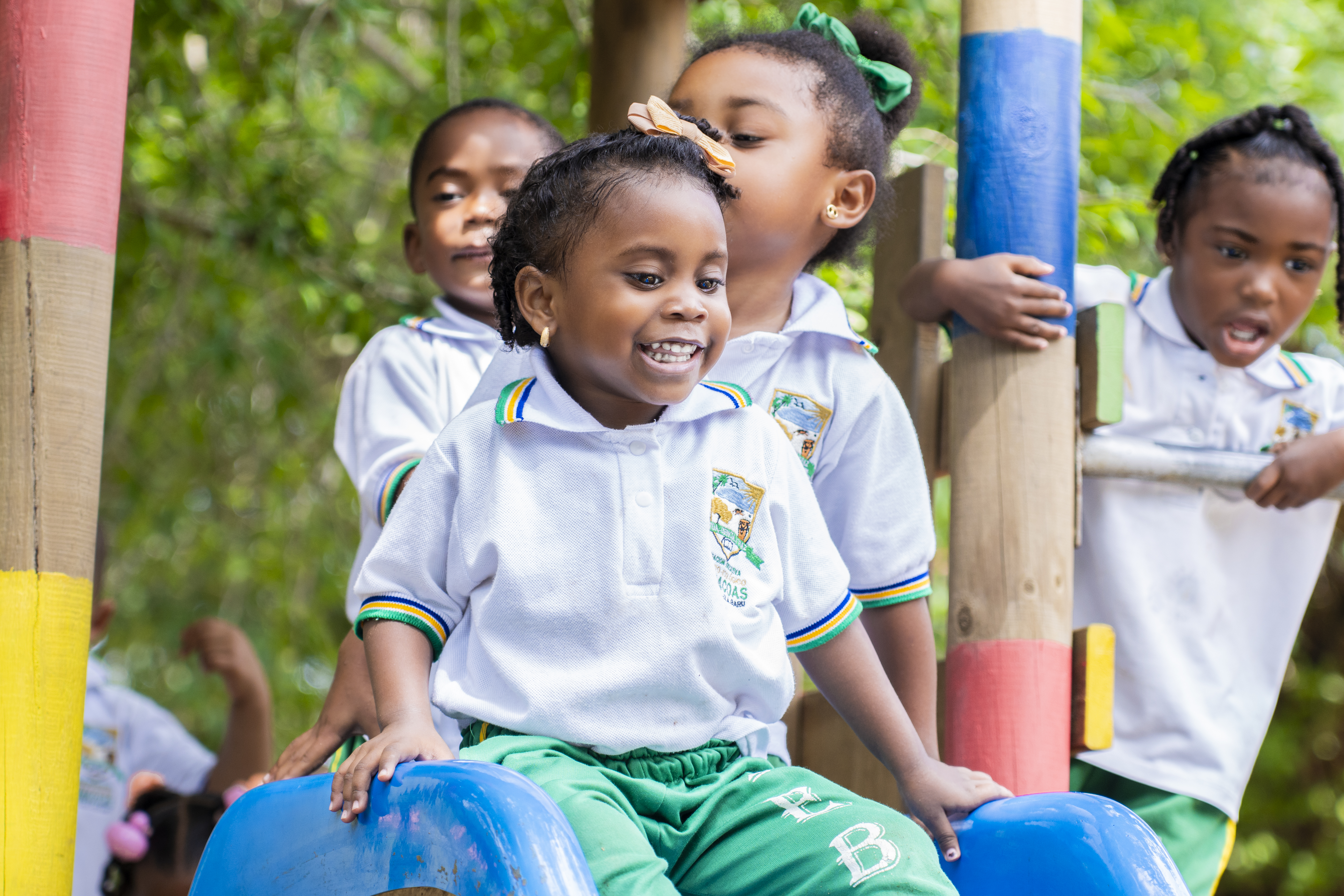 Si bien este artículo lo hemos centrado en la implementación y adaptación cuidadosa de la metodología, esta no sería importante si no se lograran los propósitos que la motivaron. Por esta razón, hacemos un recuento y proyección de lo hasta ahora alcanzado.   Nos atrevemos a afirmar que, aunque el impacto colectivo aún está en sus primeras etapas, los resultados ya son visibles. La alianza ha demostrado ser una alternativa poderosa frente a las alianzas tradicionales gracias a su enfoque en la colaboración multisectorial y la innovación social. Los próximos años serán cruciales para consolidar este modelo y medir su impacto a largo plazo.   Para el 2025, se lograron implementar los principales cambios identificados con la división entre lo táctico (Traso) y lo estratégico (Fundación Santo Domingo), quienes hacen las veces de operadores conjuntos de la alianza (backbone). Esto ha mostrado unas dinámicas de trabajo con avances significativos en cada uno de los círculos que enseguida mostramos.    Educación| La intervención educativa en la isla de Barú consolidó avances clave en la progresión formativa juvenil al integrarlos enfoques del Círculo de Educación (educación inicial, competencias básicas y formación media–posmedia) dentro de una estrategia orientada a movilidad educativa y desarrollo territorial. En total, 553 estudiantes fortalecieron competencias académicas, vocacionales y psicosociales, con lo que ampliaron su capacidad de tránsito hacia trayectorias posmedia. Paralelamente, 15 docentes actualizaron sus prácticas pedagógicas en áreas evaluadas por las pruebas ICFES (Pruebas de estado que miden de manera estandarizada la calidad educativa en Colombia). 