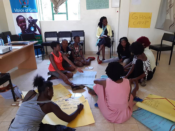 Jóvenes participan en una capacitación sobre incidencia y liderazgo en la Nyanza Initiative for Girls' Education and Empowerment (NIGEE)