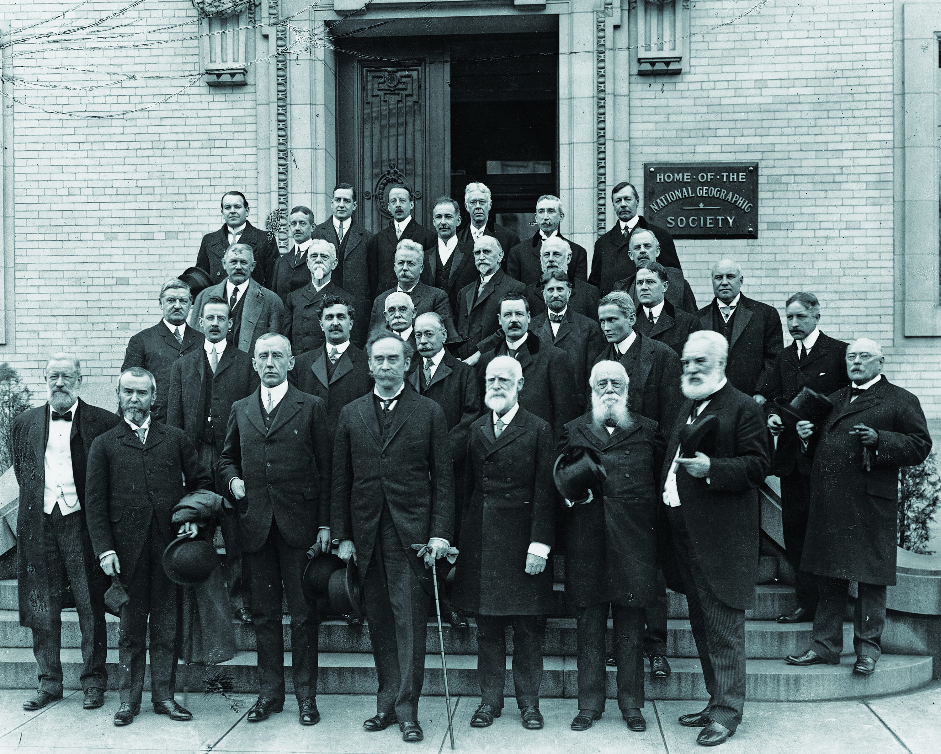 En 1913, los miembros de National Geographic Society, entre ellos su editor, Gilbert Grosvenor (circulado), se reúnen para una cena.