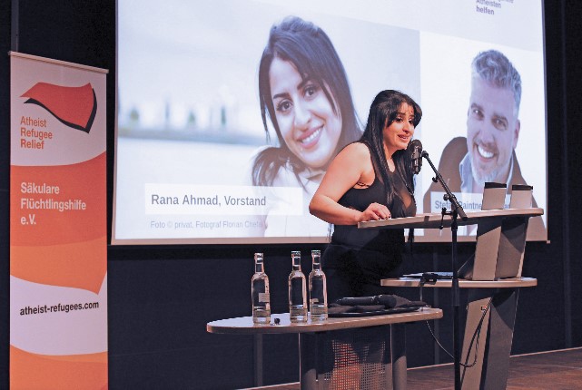 Rana Ahmad, confundadora de Atheist Refugee Relief, habla en un evento en Colonia, Alemania, en febrero de 2020.