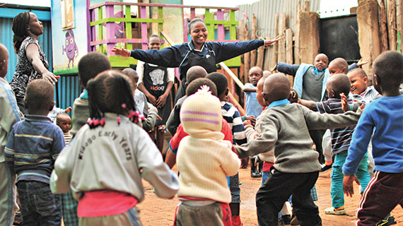 Los niños disfrutan del tiempo al aire libre en una de las guarderías de Kidogo en Nairobi, Kenia. 