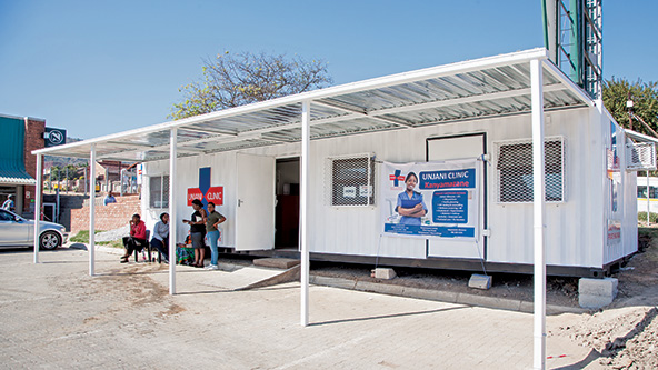 Unjani Clinics utiliza contenedores de envío especialmente equipados para brindar atención médica. 