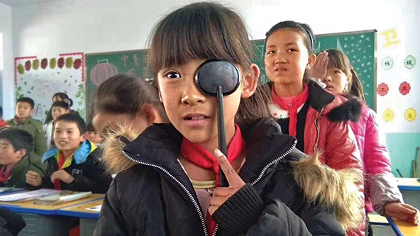 Una estudiante participando en un examen de la vista en China