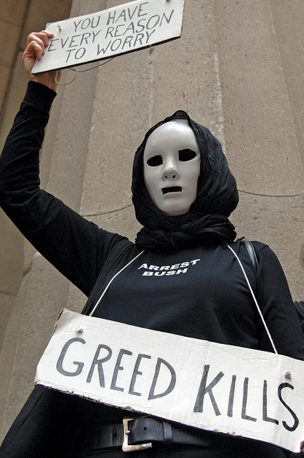 Persona enmascarada protestando en NY