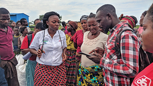 Agricultores de Uganda aprendiendo a usar la aplicación BanQu