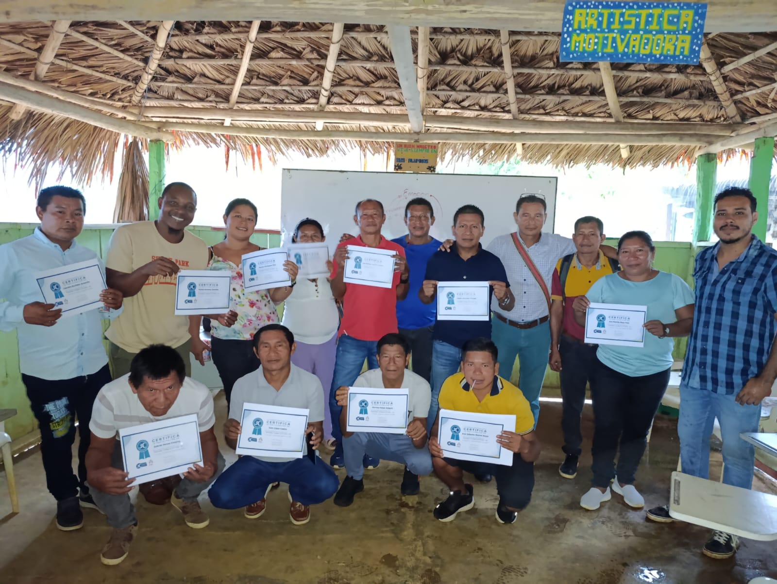 Ceremonia de certificación de docentes en Vaupés, Colombia, un colegio en una comunidad indígena que implementa el programa 3C en contextos educativos rurales, étnicos y culturalmente diversos.