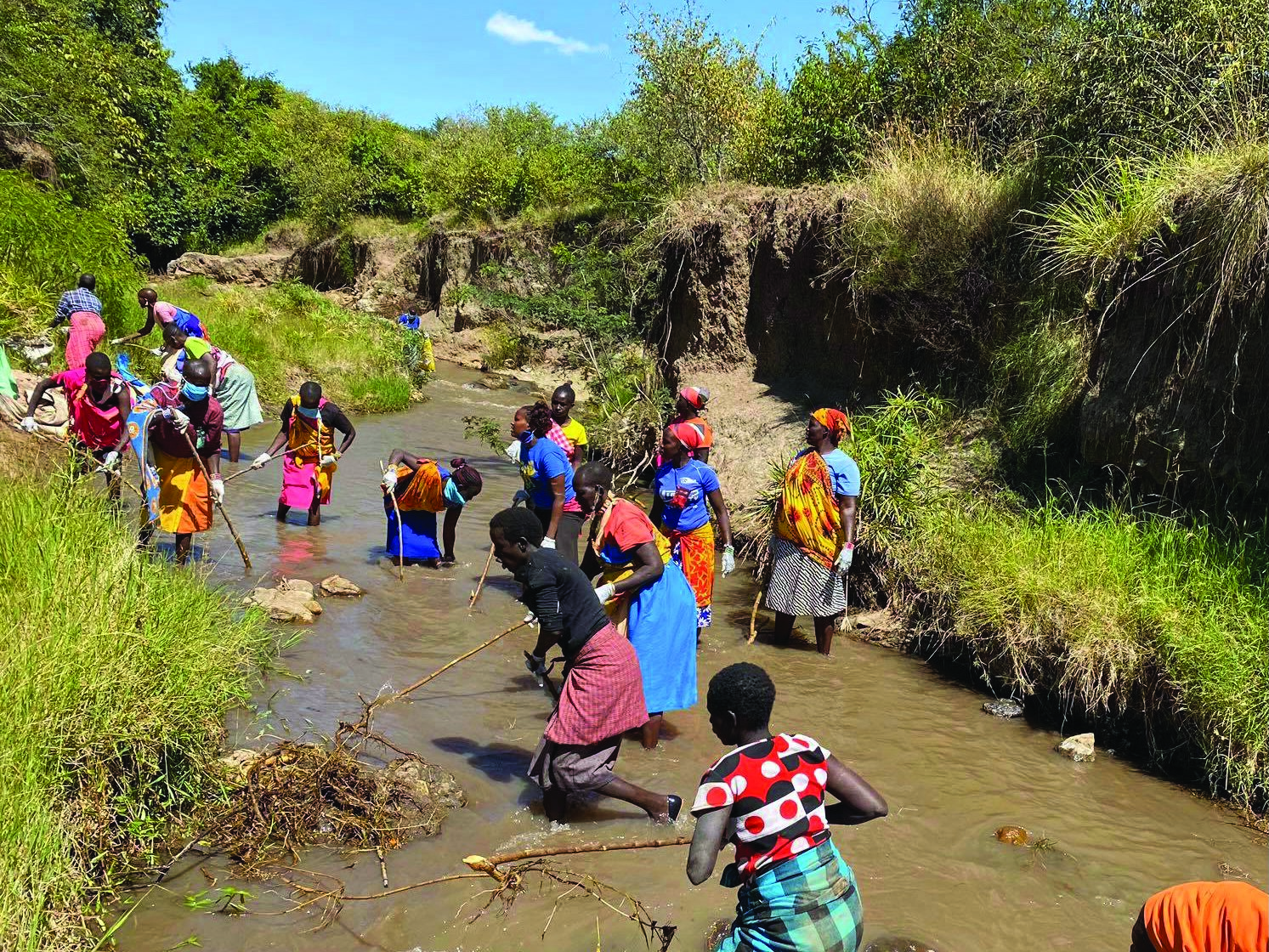 Las mujeres de Nashulai eliminan los desechos no biodegradables como parte del Proyecto de Restauración del Río Sekenani. (Foto cortesía de Nashulai Maasai Conservancy)