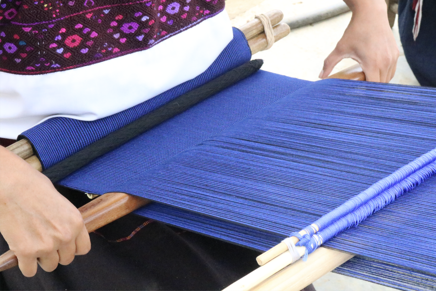 Artesana trabaja en el proceso de elaboración de una artesanía textil.