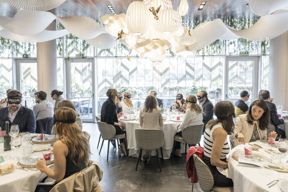El restaurante UMÁNIKO organiza Experiencia a Ciegas para sensibilizar sobre las dificultades de las personas con discapacidad visual en un restaurante.