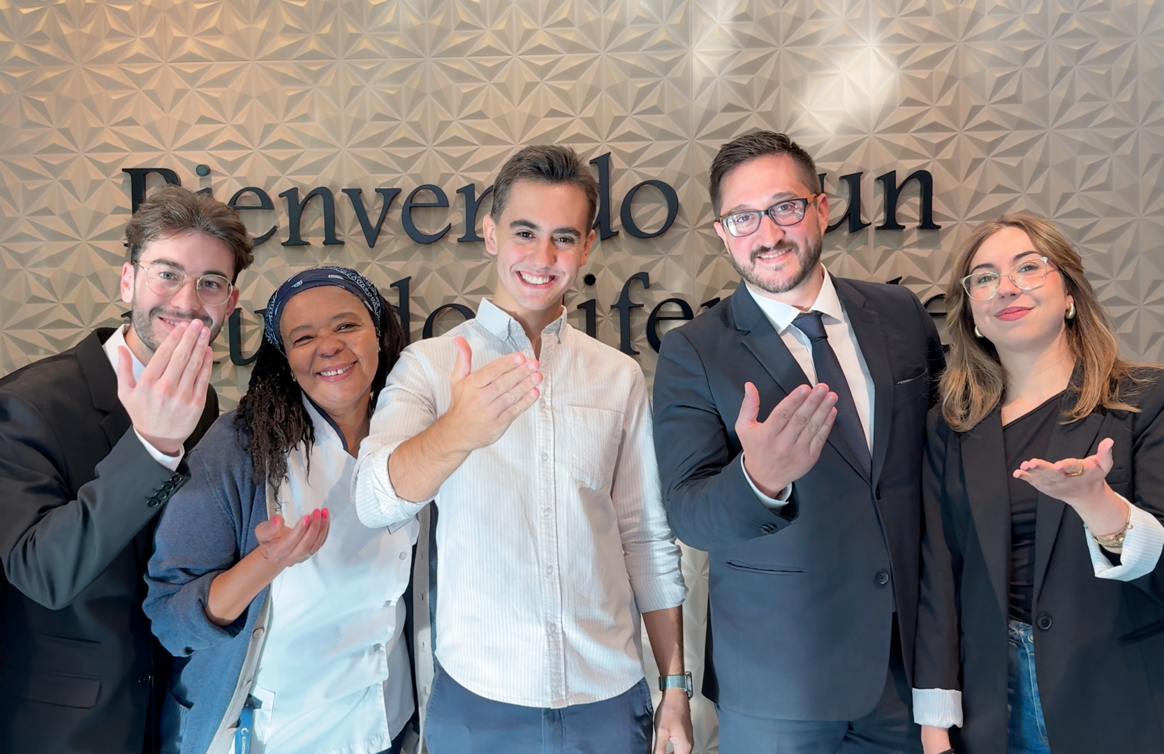 Camarero de restaurante UMÁNIKO (Madrid) con discapacidad visual. Los restaurantes UMÁNIKO de ILUNION HOTELS son Centros Especiales de Empleo con un 100% de personas con discapacidad y de otros colectivos vulnerables