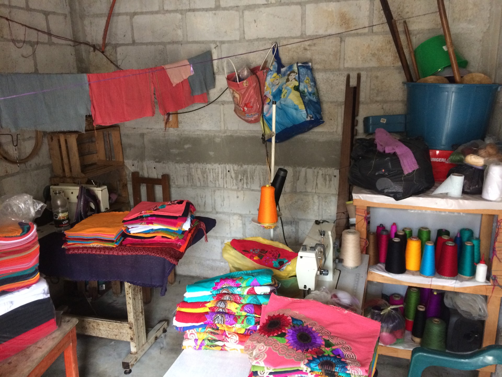 Taller de costura artesanal en Zinacantán - Chiapas