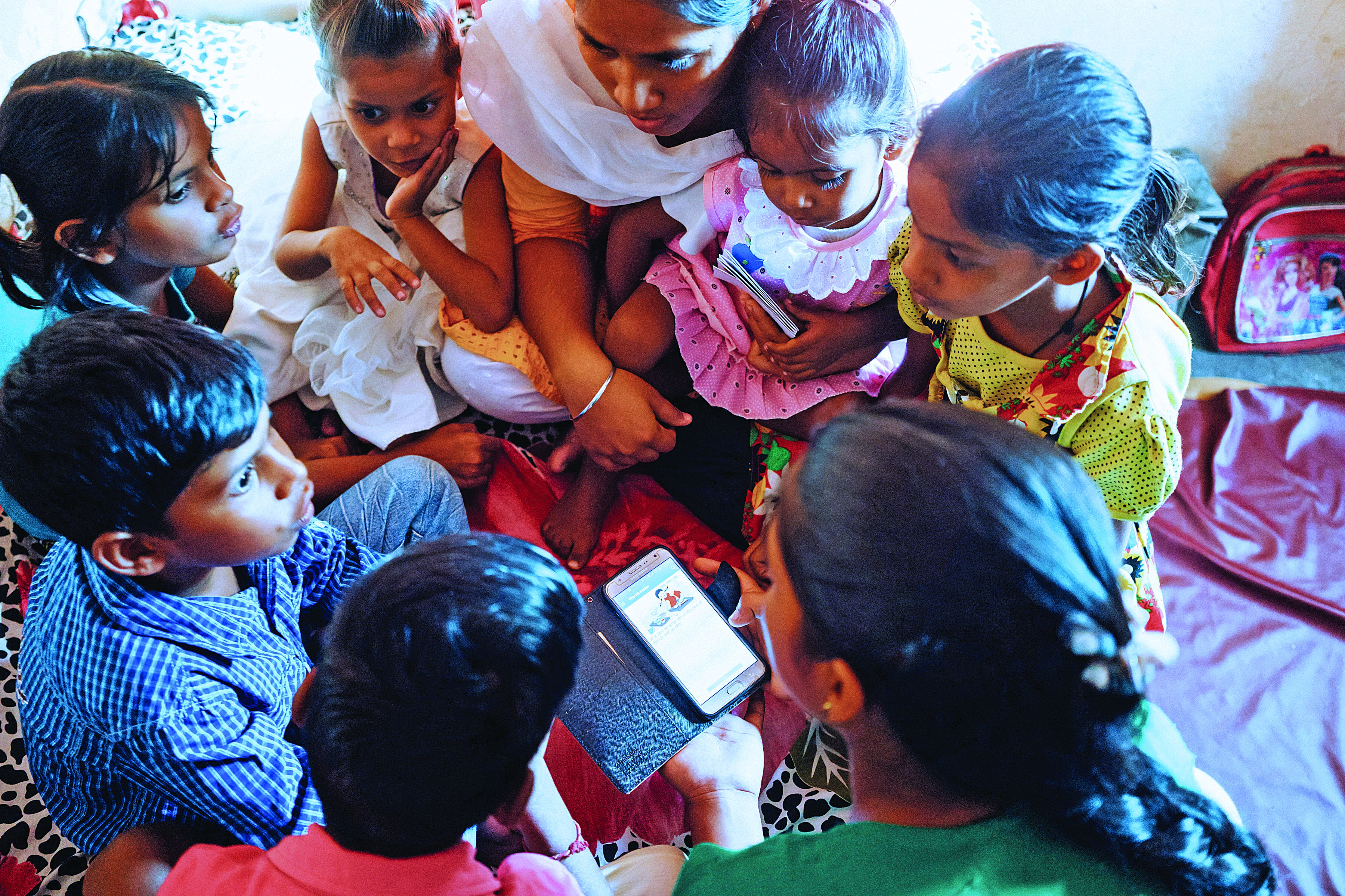 Niños en Delhi, India, participan en la hora del cuento con los libros digitales del programa Read to Kids. (Foto cortesía de Worldreader)