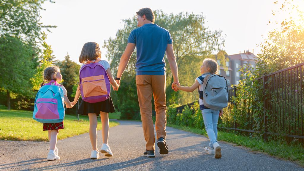 Por qué caminar es tan bueno para padres, niños y las ciudades donde habitan 